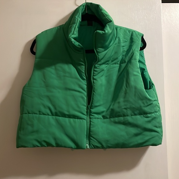 Green cropped puffer vest. Size Large. From Shein. Never worn. - Picture 2 of 3